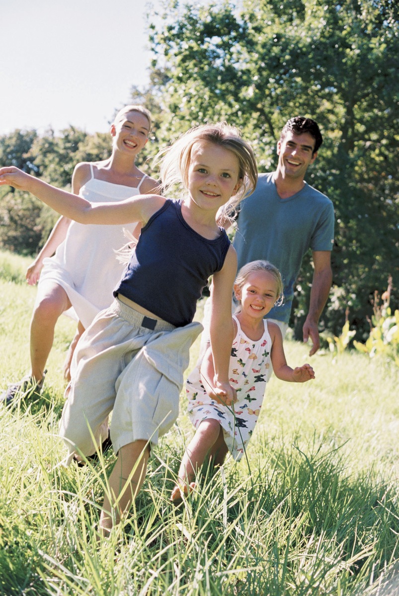 Familienurlaub 2005: Von der &quot;Reise&quot; ins Mittelalter bis zum Natur- und Umweltcamp / Die neue Familienbroschüre &quot;Ferien &amp; Freizeiten 2005&quot; ist ab jetzt erhältlich