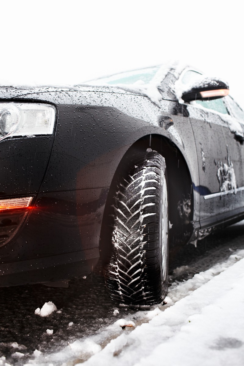 Rutschfeste Winterschuhe für das Auto / Fehlende Winterreifen können in der Kfz-Versicherung eine Rolle spielen (FOTO)