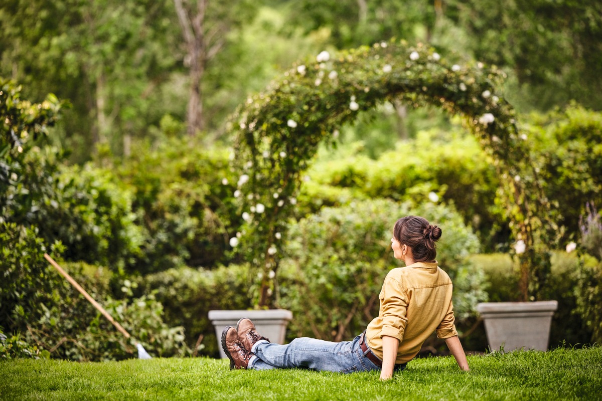 Ordnung im Garten? Nicht um jeden Preis! / Das STIHL Garten-Barometer 2024 zeigt, dass es zugunsten der Biodiversität auch mal etwas unordentlicher im Garten zugehen darf