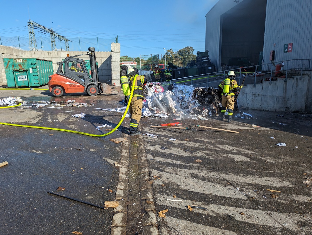 FW Voerde: Gewerbebrand in Voerder Entsorgungsbetrieb