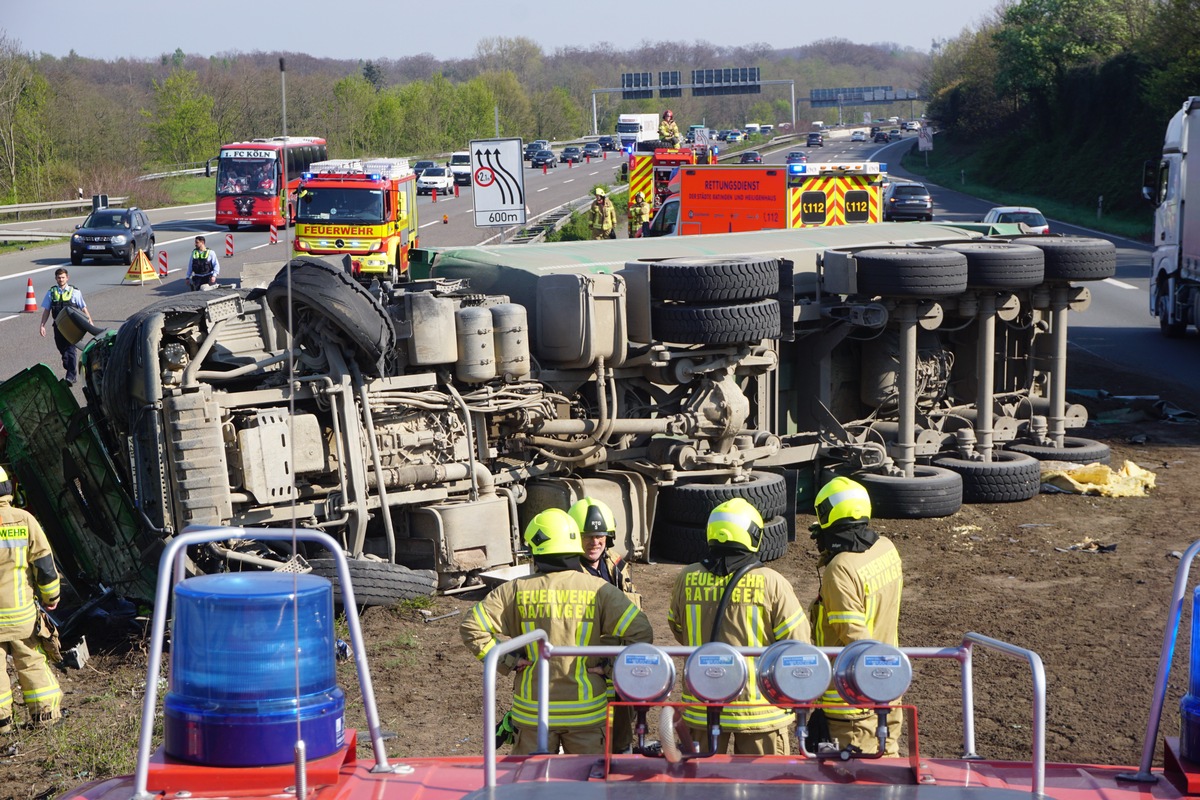 FW Ratingen: schwerer Verkehrsunfall BAB 3 - LKW blockierte zwei Fahrstreifen - Fahrer schwer verletzt - bebildert