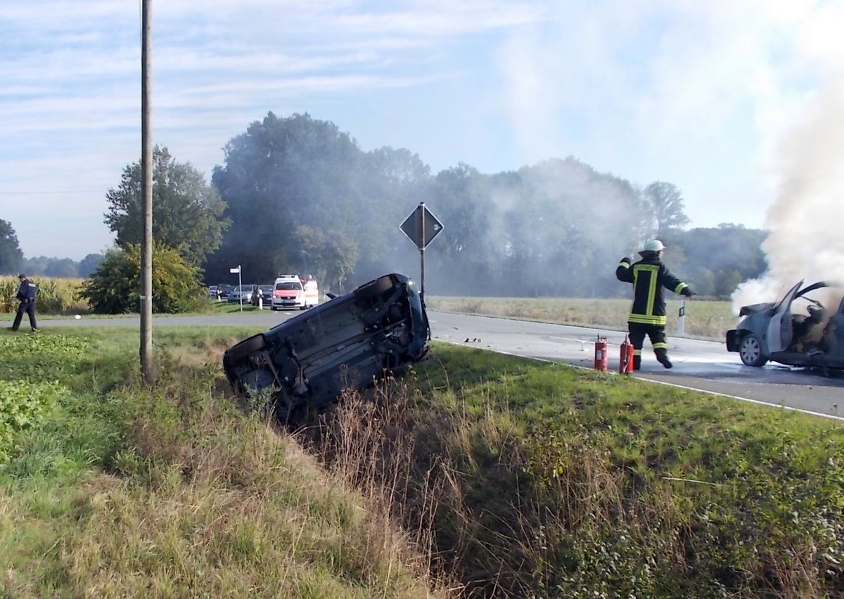 POL-MI: Zwei Verletzte bei Unfall in Twiehausen - Twingo geht in Flammen auf