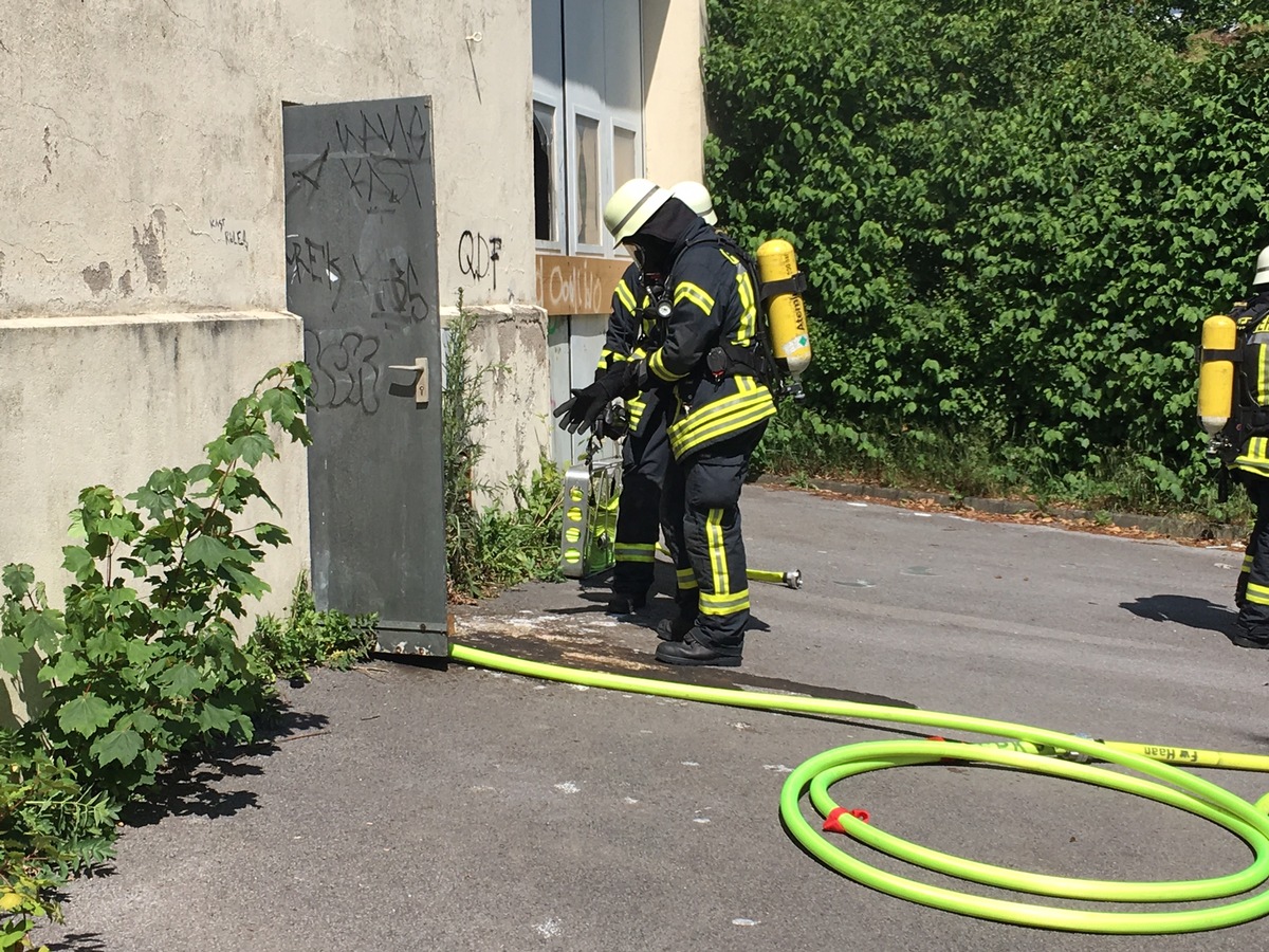 FW-HAAN: Feuer in leerstehender Halle an der Feldstraße