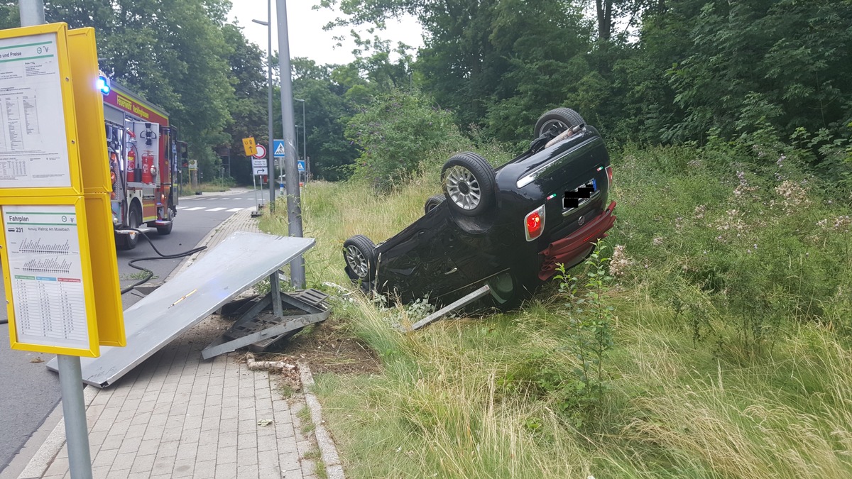 FW-RE: Fahrzeug überschlägt sich - 3 verletzte Insassen