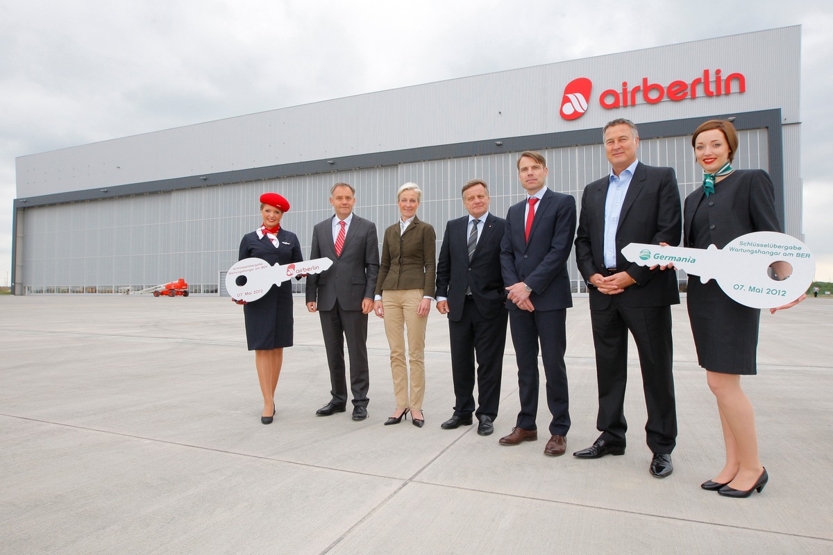 Schlüsselübergabe am BER: Wartungshangar in Betrieb genommen / airberlin und Germania nutzen größten Technikneubau zur Flugzeugwartung (BILD)