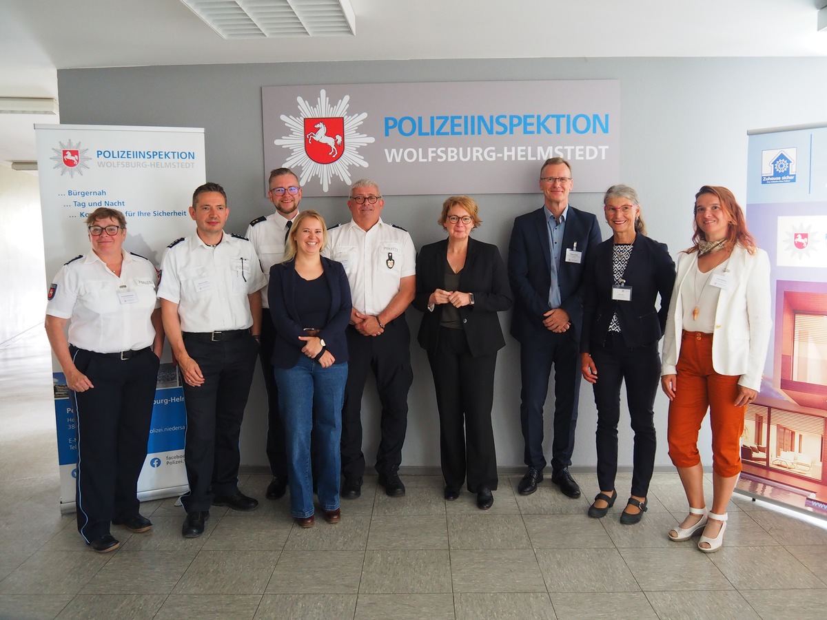 POL-WOB: Innenministerin Daniela Behrens besuchte im Rahmen ihrer diesjährigen Sommerreise die Polizeiinspektion Wolfsburg-Helmstedt