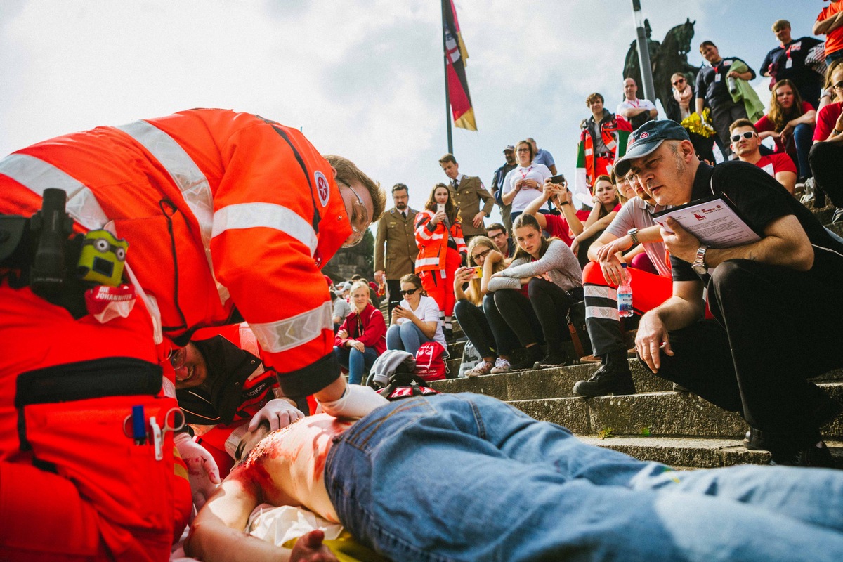 Deutsches Eck in Koblenz: Blaulicht, Rettungswagen und hunderte Sanitäter