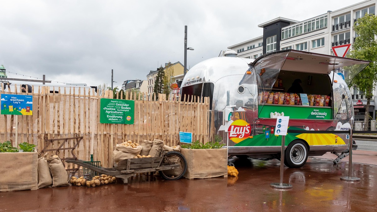 PepsiCo überrascht und begeistert Marktbesucher in Hamburg und Berlin mit Kartoffelchips aus nachhaltiger Landwirtschaft