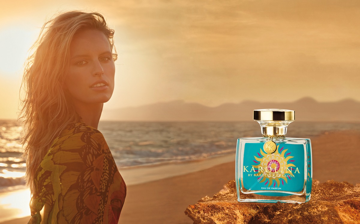 &quot;KAROLINA by Karolina Kurkova&quot; inspiriert mit floraler Leichtigkeit / Der neue Damenduft des internationalen Supermodels lässt die Sonne aufgehen