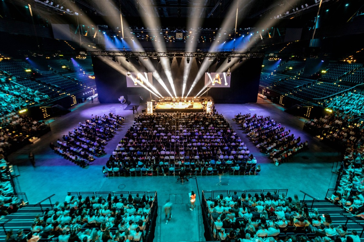 1335 Kaufleute erhielten im Zürcher Hallenstadion ihr Fähigkeitszeugnis