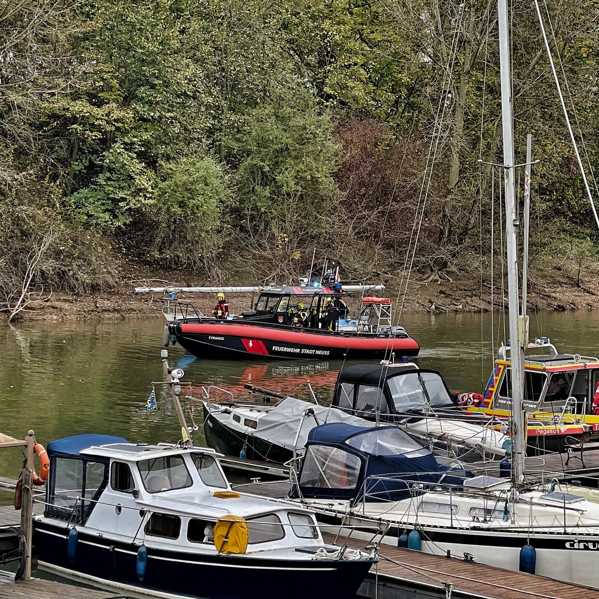 FW-NE: Segelboot festgefahren | Feuerwehr schleppt Havaristen in den Sporthafen