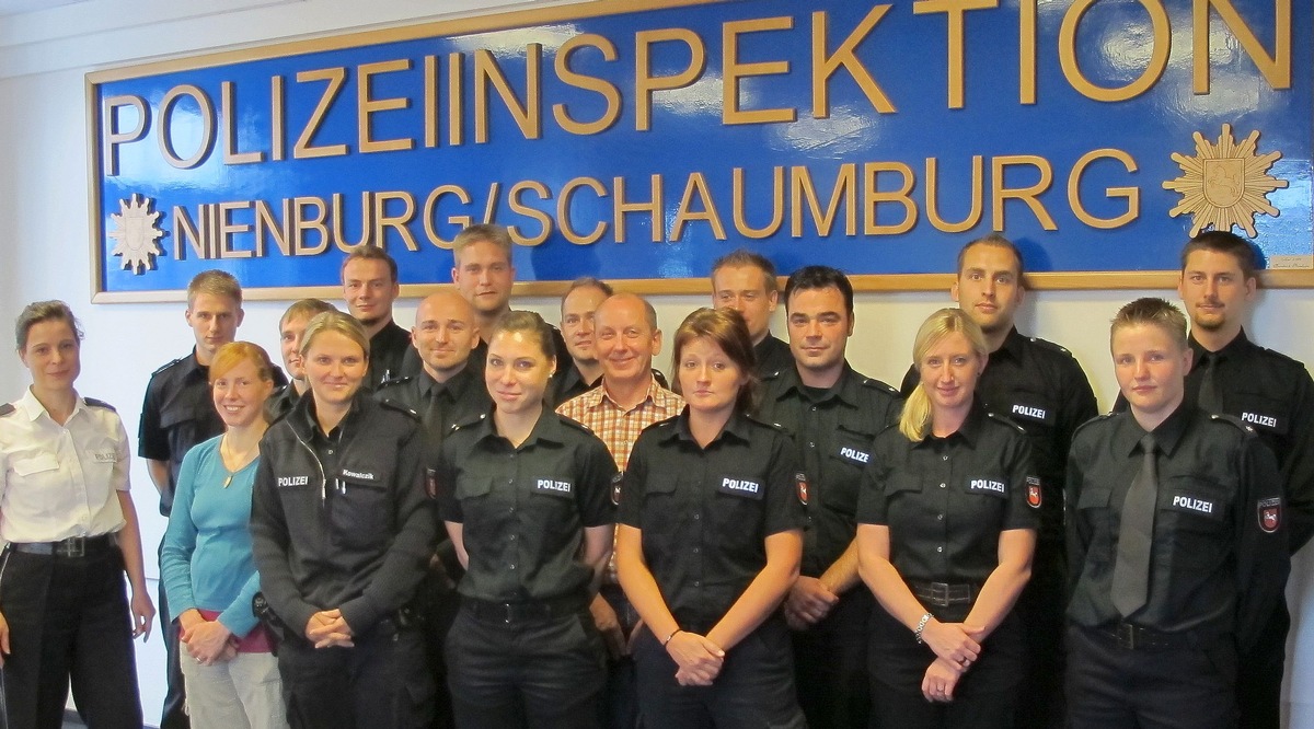 POL-NI: 18 neue Polizisten und Polizistinnen in der Polizeiinspektion Nienburg/Schaumburg -Bild im Download -