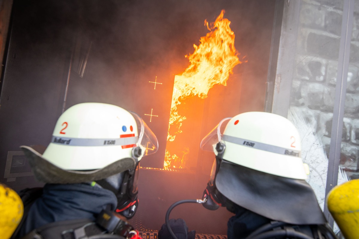 FW Rheingau-Taunus: 348 Feuerwehrleute im echten Feuer ausgebildet