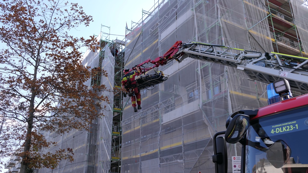 FW-DO: 11.10.2022 - TECHNISCHE HILFELEISTUNG IN HÖRDE Arbeitsunfall auf einer Baustelle