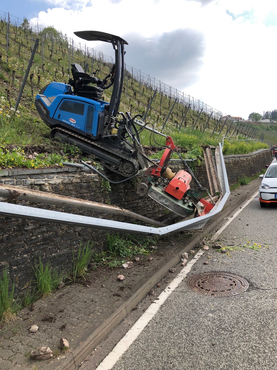 POL-PDTR: Raupe im Weinberg abgestürzt. Fahrer verletzt