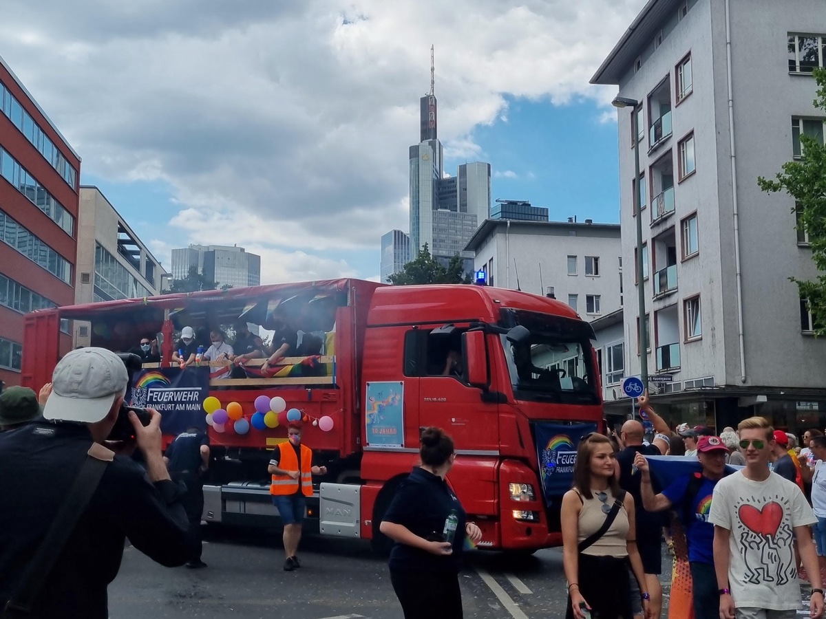 FW-F: Feuerwehr setzt Zeichen für Toleranz beim CSD in Frankfurt