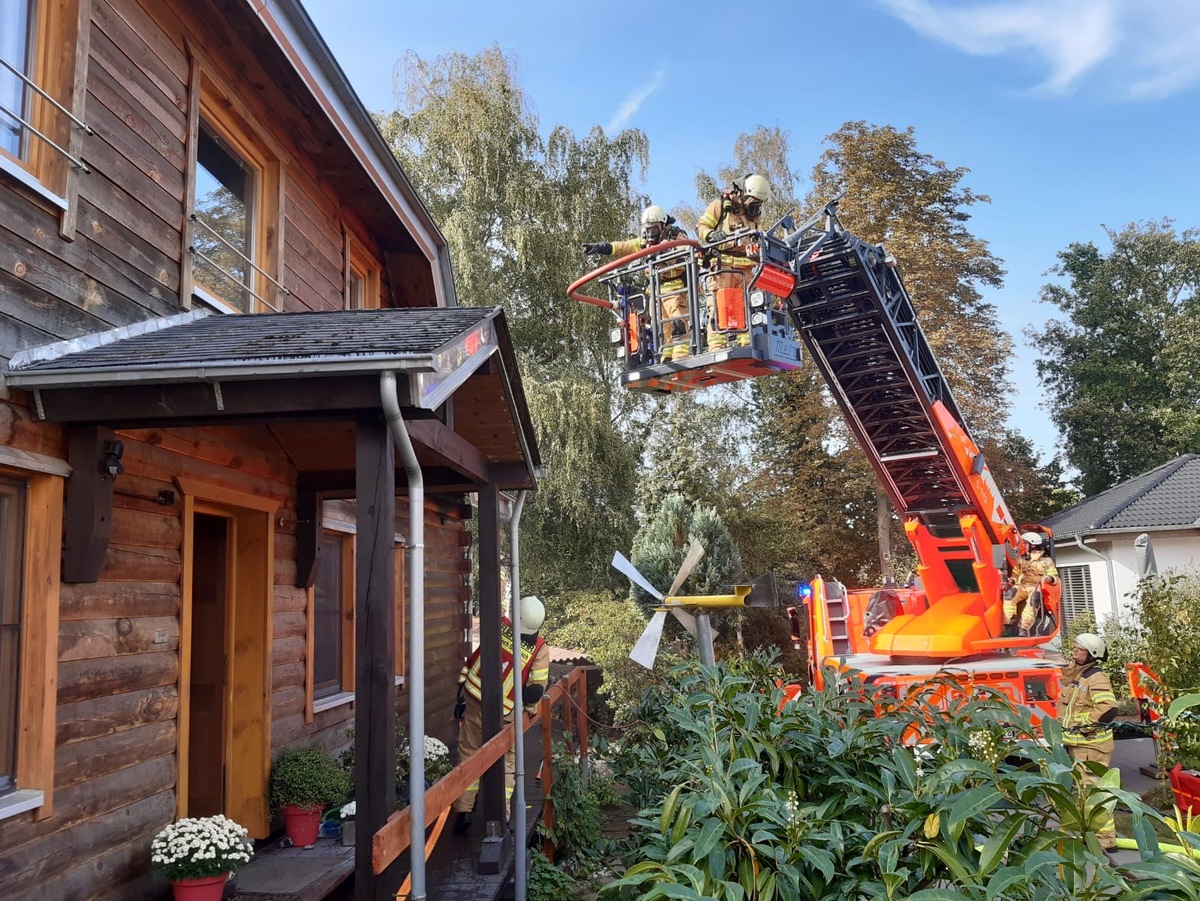 FW-GL: Küchenbrand in Einfamilienhaus fordert drei Verletzte im Stadtteil Kaule von Bergisch Gladbach