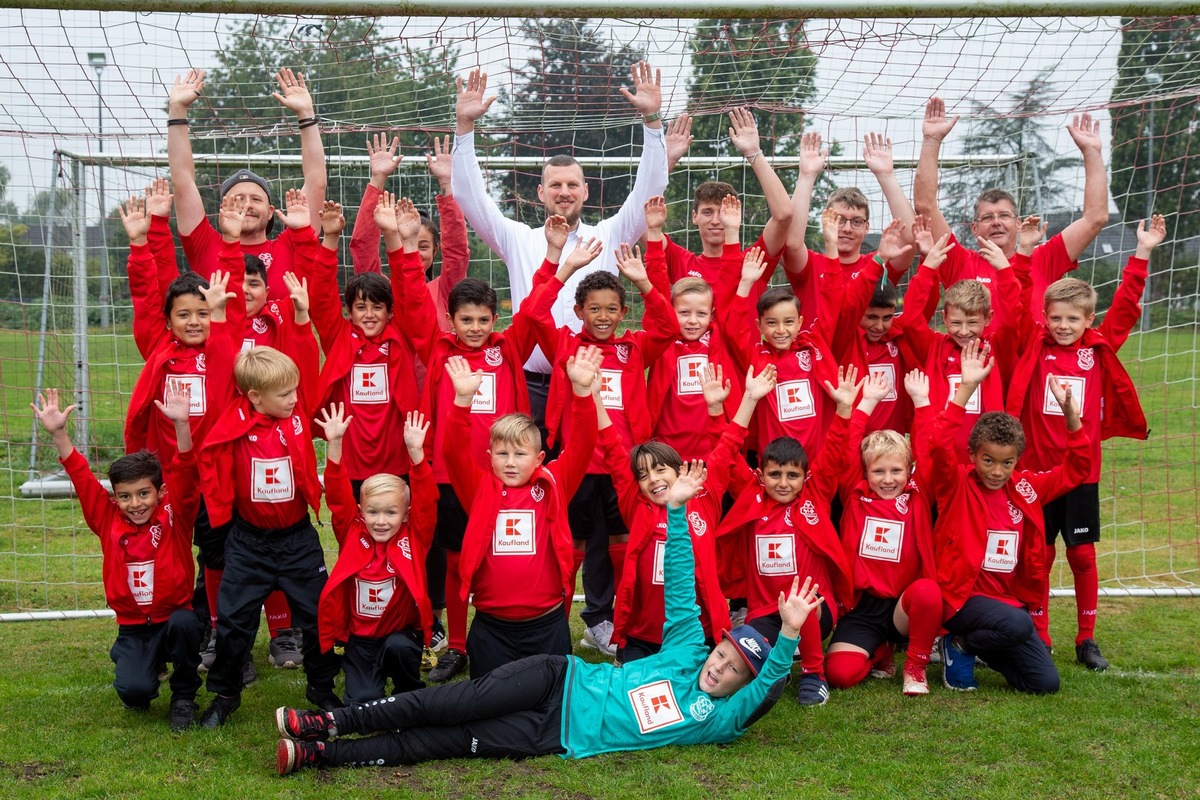 Sportliches Engagement: Kaufland fördert Fußballjugend in Itzehoe