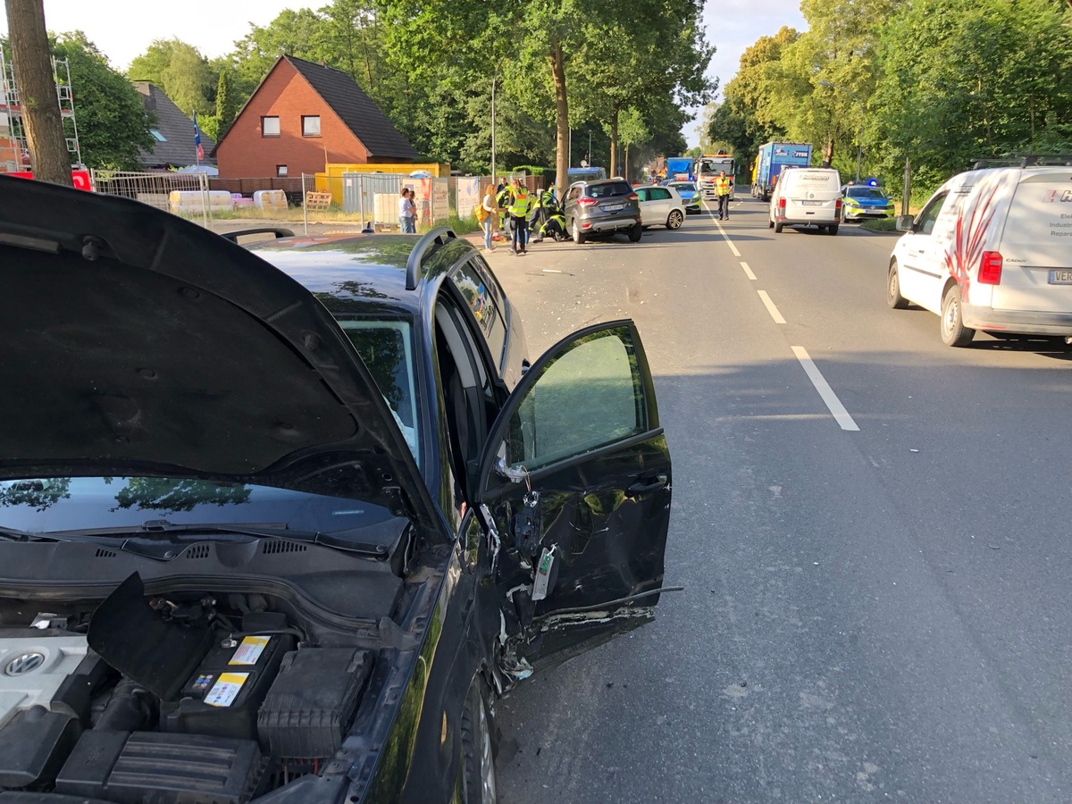 POL-VER: Unfall fordert vier Verletzte + Brand von Mülltonnen + Führerschein nach Alkohol am Steuer einbehalten + Brand nach Unkrautbearbeitung mit Gasbrenner + Sechsjähriger Junge von Auto angefahren