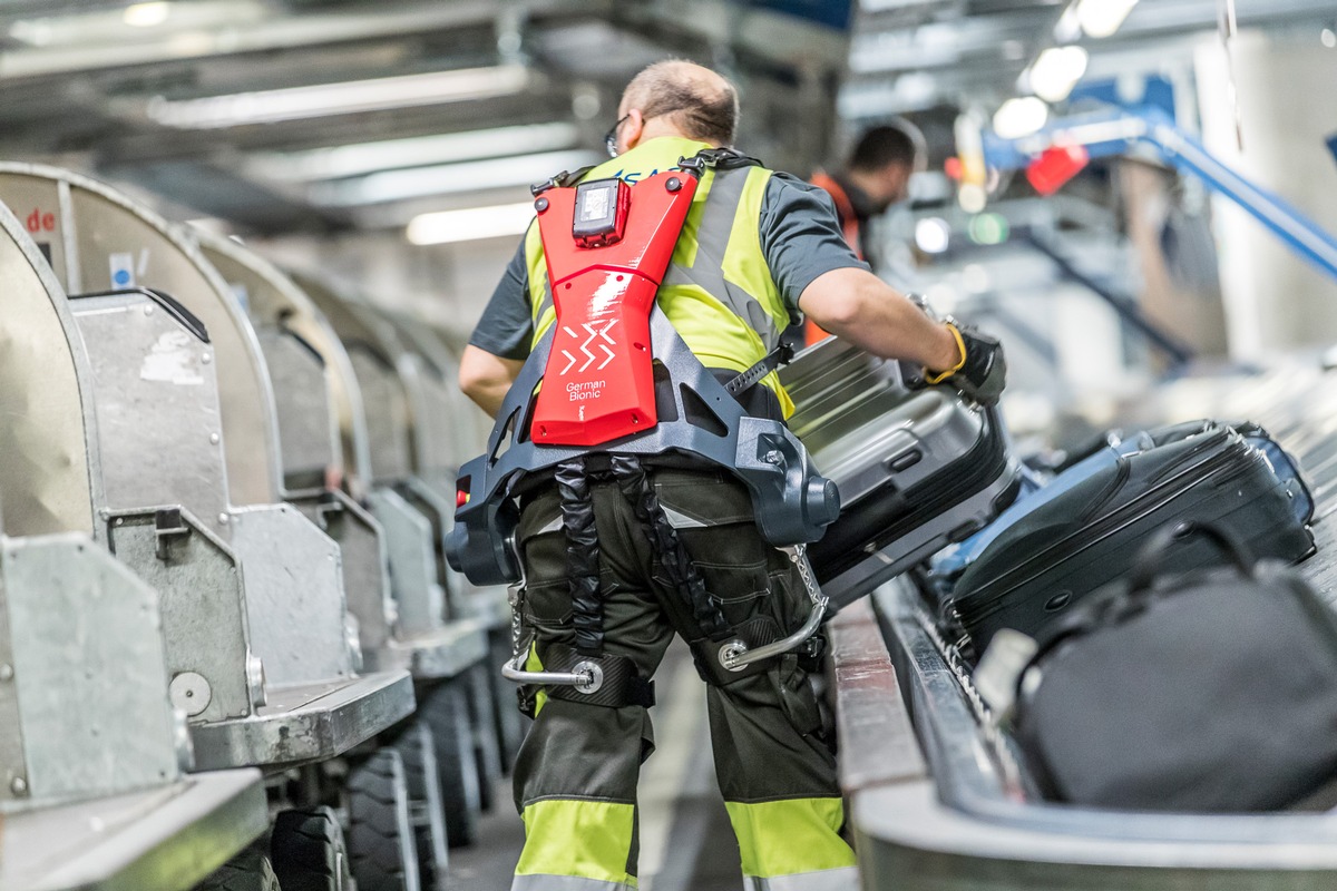 Urlaubschaos an Flughäfen: Exoskelette für Mitarbeitende in der Gepäckabfertigung können Abhilfe schaffen