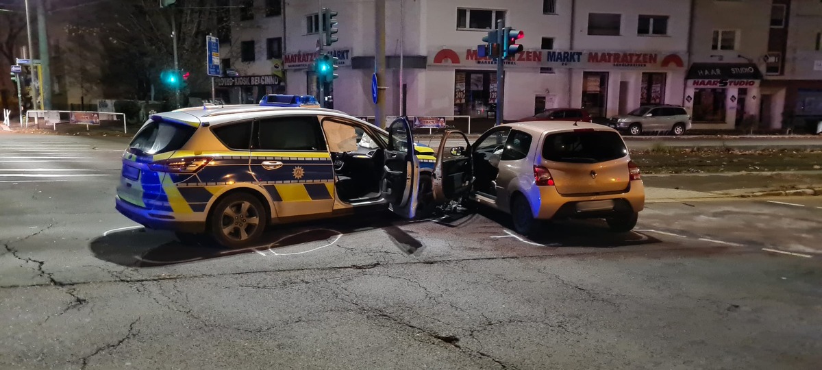 POL-E: Essen: Verkehrsunfall mit Streifenwagen - Zwei leicht Verletzte