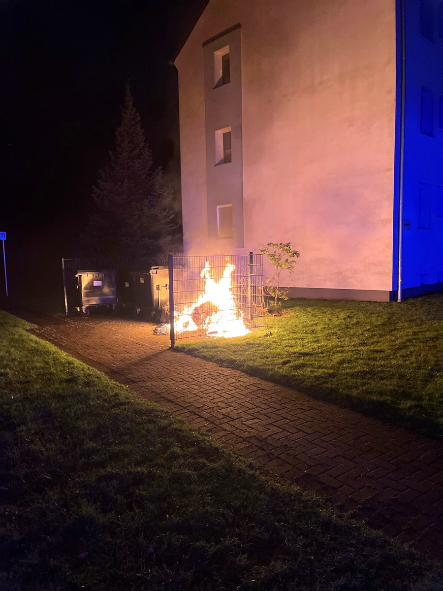 POL-DU: Wanheimerort: Mülltonnen und Altpapiercontainer in Vollbrand - Wer hat verdächtige Beobachtungen gemacht?