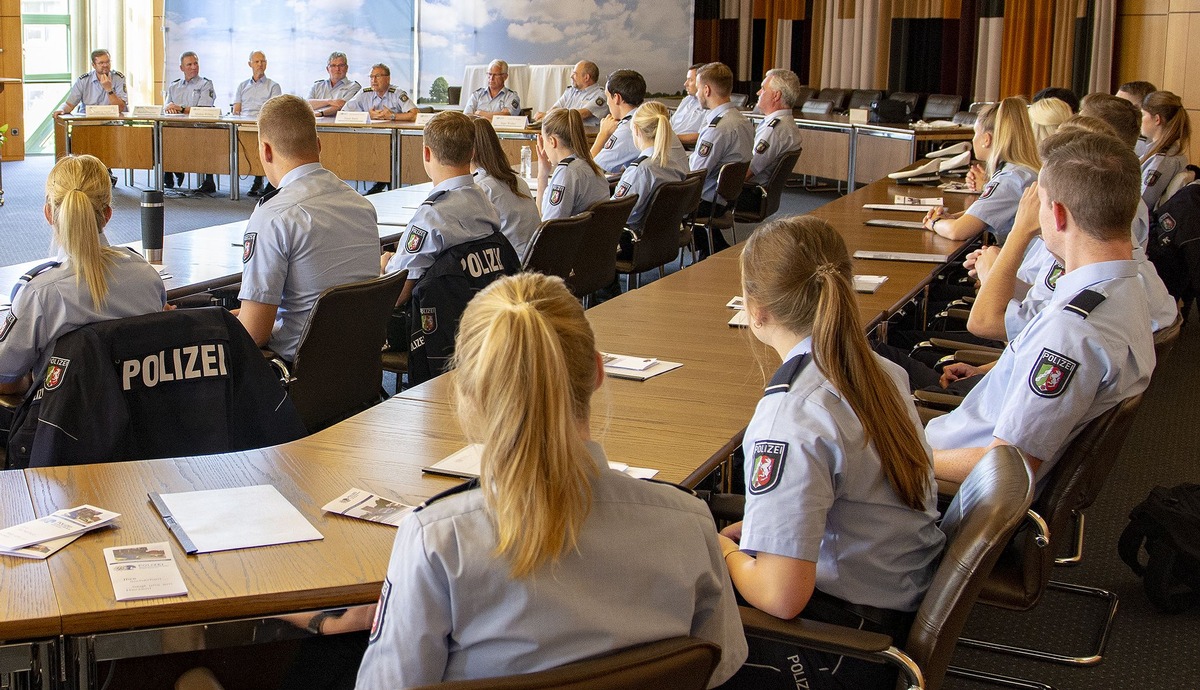 POL-BOR: Abteilungsleiter Frank Burre begrüßt 38 Studierende zum ersten Praktikum