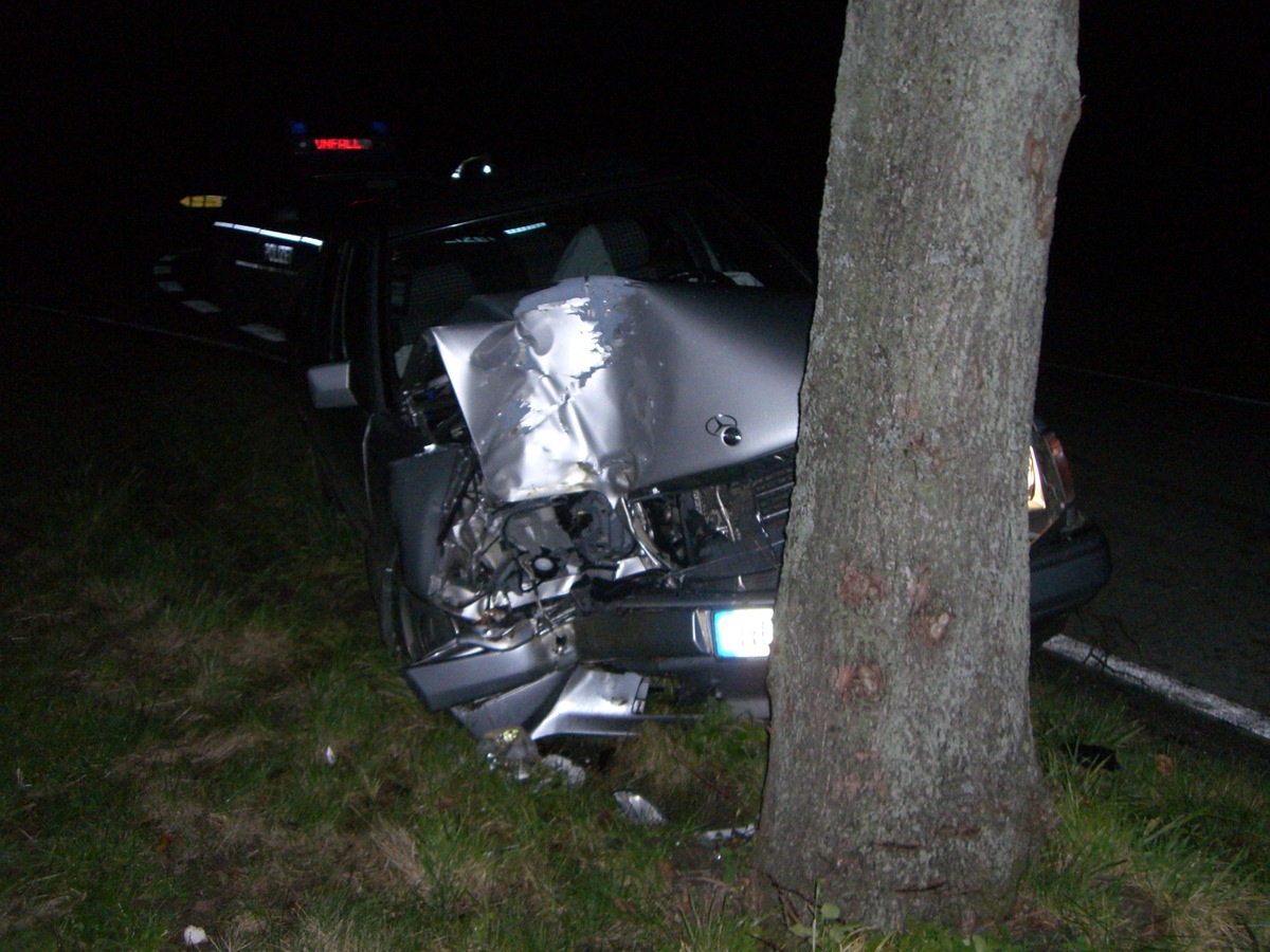 POL-HOL: Landesstraße 584 - Warbsen - Bevern: Von Fahrbahn abgekommen und gegen Baum geprallt - Fahrer leicht verletzt / PKW Totalschaden -