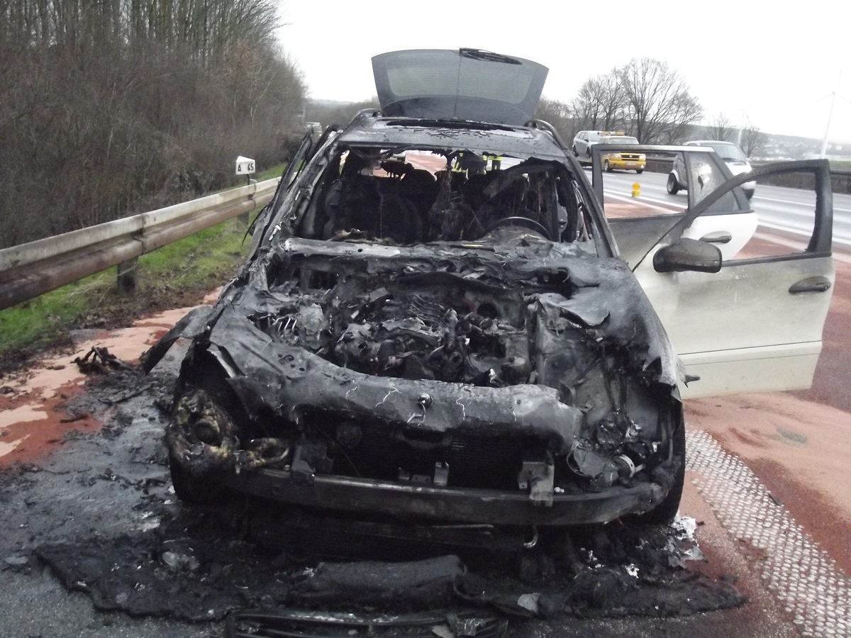 FW-DO: PKW auf der A45 in Vollbrand / Auslaufende Betriebsstoffe bedrohen Umwelt