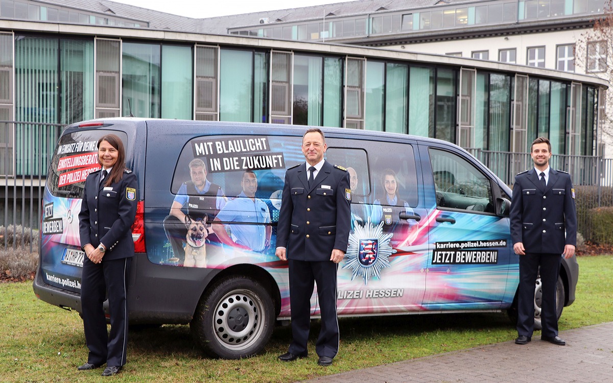 POL-WI: &quot;110-Der Code für Deine Zukunft&quot; - Neues Fahrzeug für die Einstellungsberatung des Polizeipräsidiums Westhessen (FOTO)