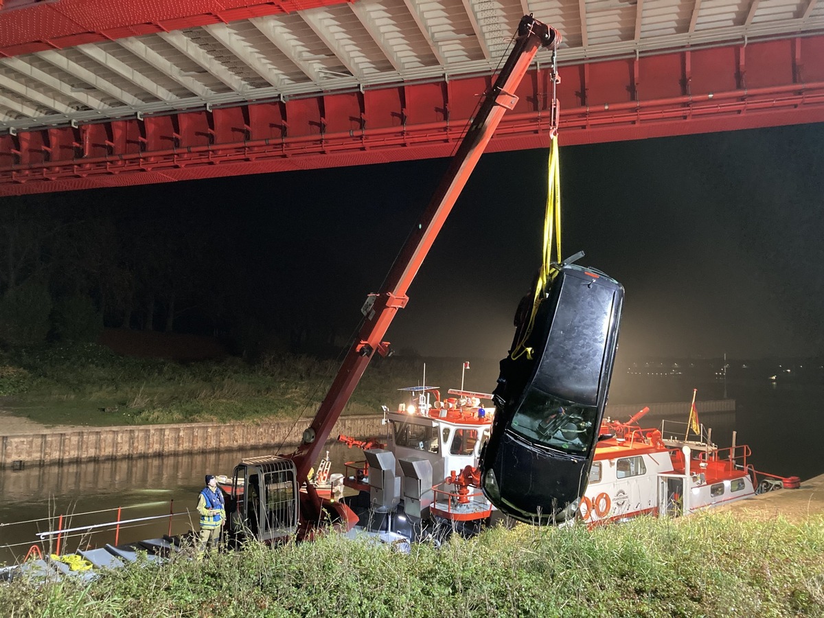 POL-DU: Homberg: Angel-Ausflug geht ins Wasser - Auto geht im Hafen unter