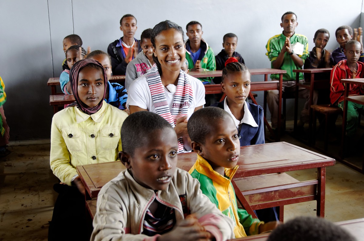 Tag der Jugend: Menschen für Menschen und Sara Nuru erinnern an Millionen Kinder ohne Zugang zu Bildung (BILD)