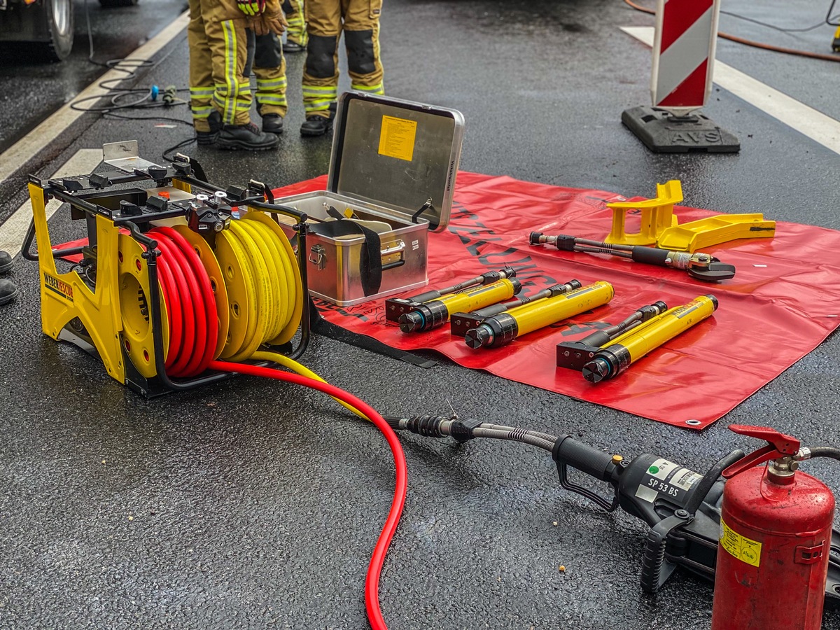 FW Dresden: Tödlicher Verkehrsunfall auf der Autobahn A17