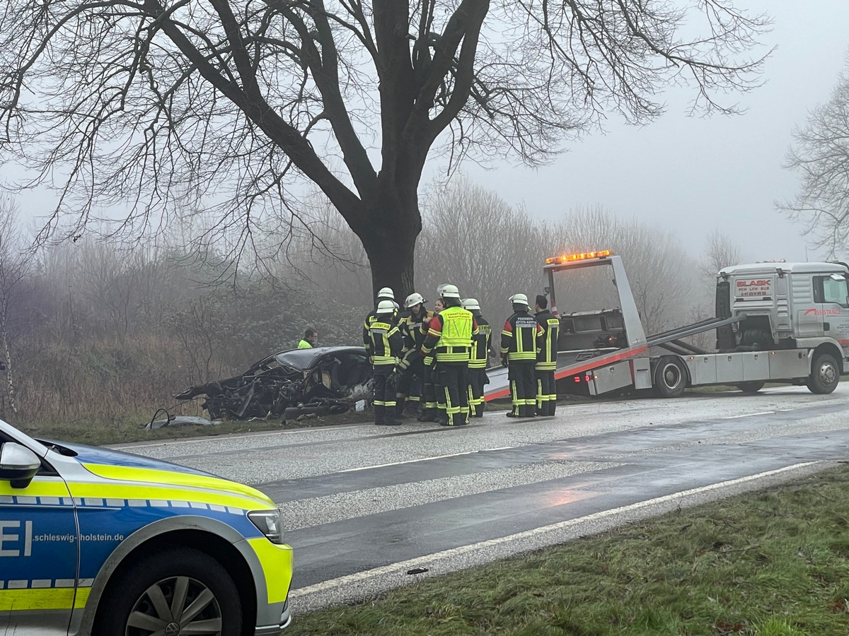 FW-SE: Schwerer Verkehrsunfall mit Todesfolge auf der Bundesstr.4