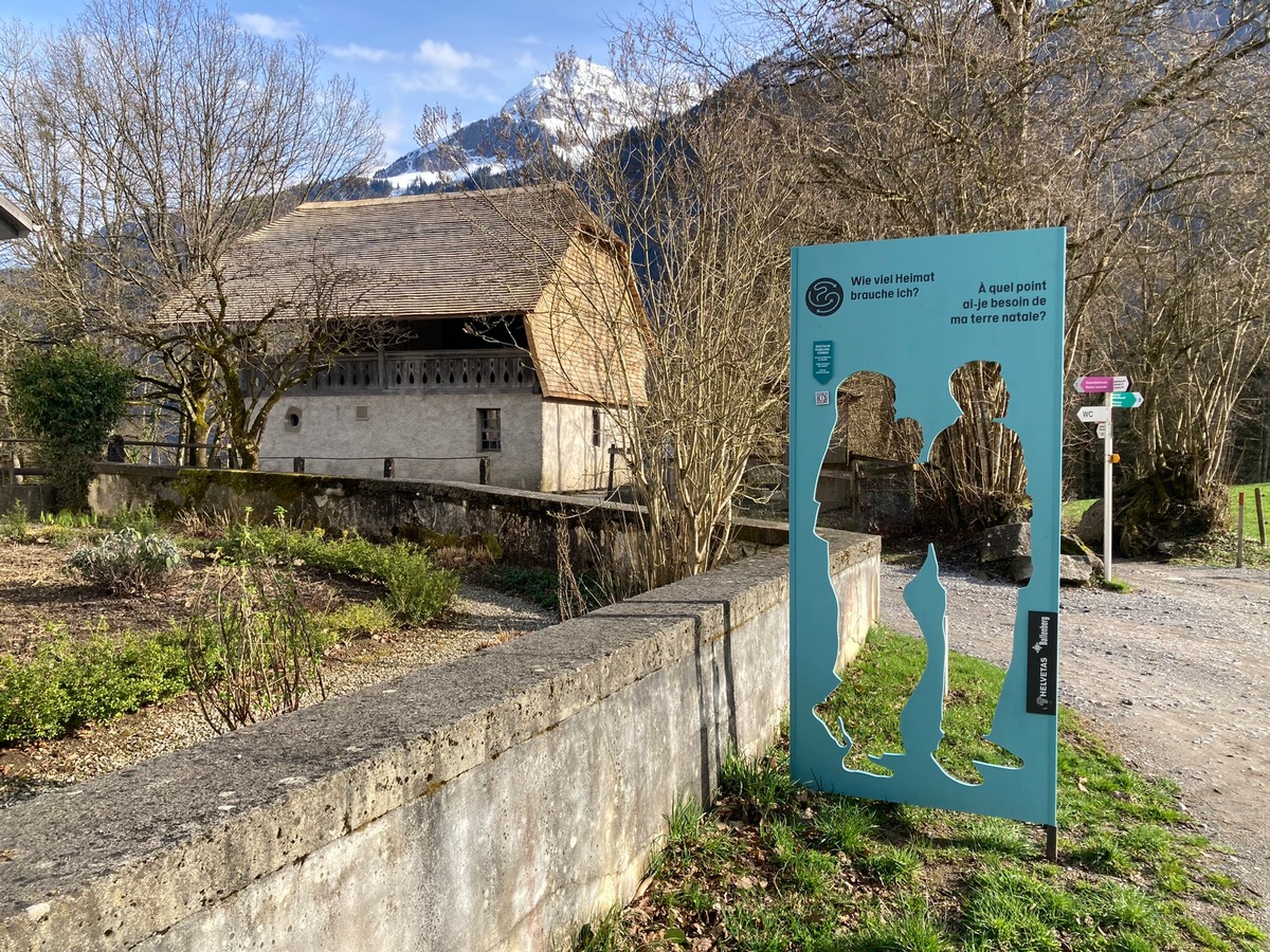 &quot;Sur les routes du monde&quot;: un nouveau sentier thématique sur la mobilité et la migration, né d&#039;une collaboration entre Helvetas et le Musée en plein air Ballenberg