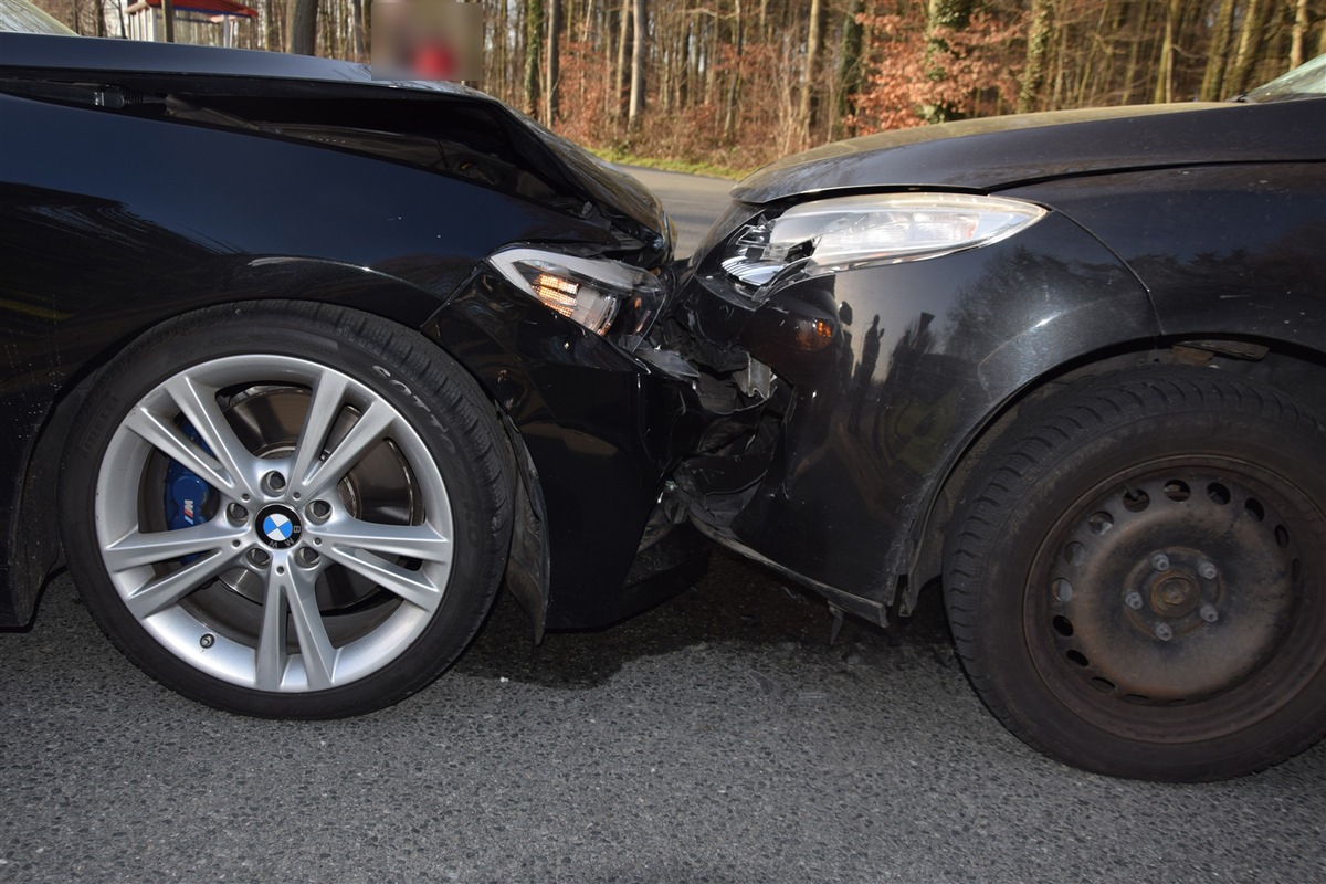 POL-HF: Verkehrsunfall mit Leichtverletzter - Frontalzusammenstoß beim Abbiegen