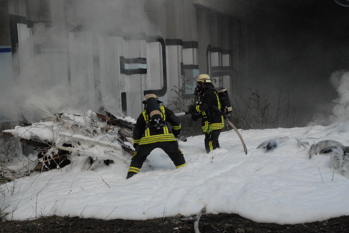 FW-DO: 16.04.2018 - Feuer in Hörde
Gerümpel und Autoreifen brennen nahe der B236