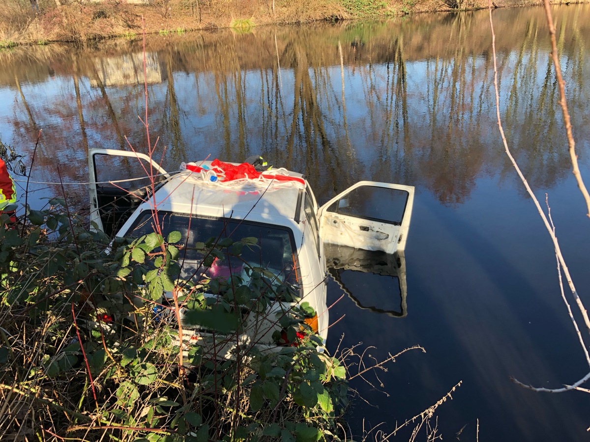 POL-WL: PKW gestohlen und in Regenrückhaltebecken versenkt