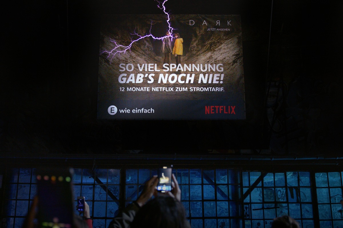 Hochspannung pur: E WIE EINFACH und NETFLIX präsentieren erstes blitzendes Plakat der Welt