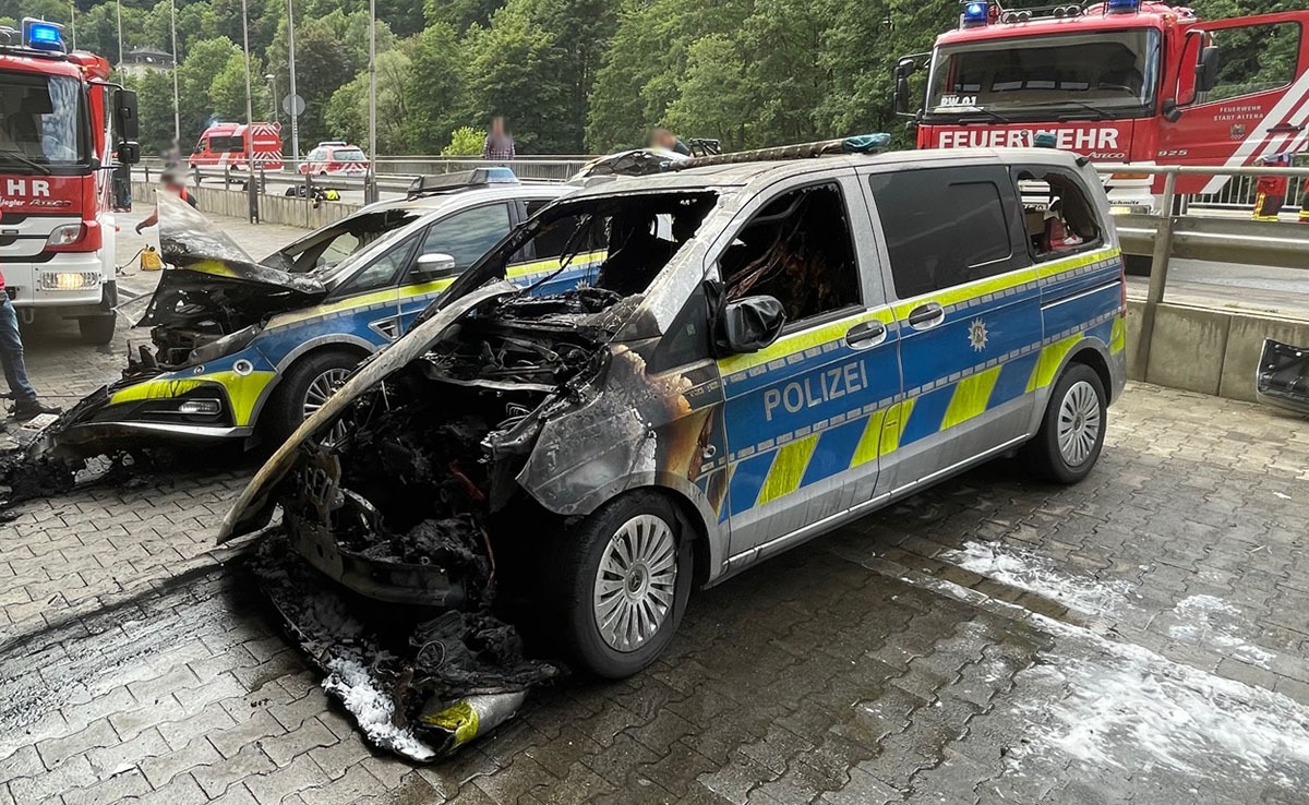 POL-MK: Streifenwagen in Brand gesetzt