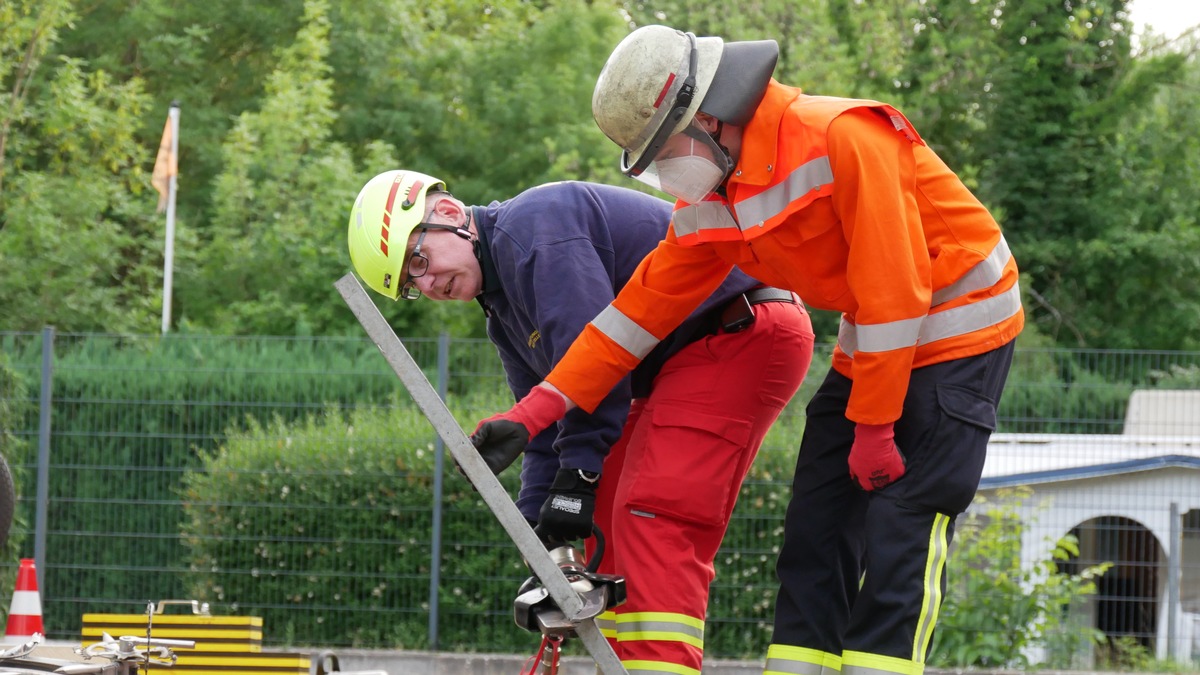 FW Celle: Gemeinsame Ausbildung der Feuerwehr und DLRG Celle