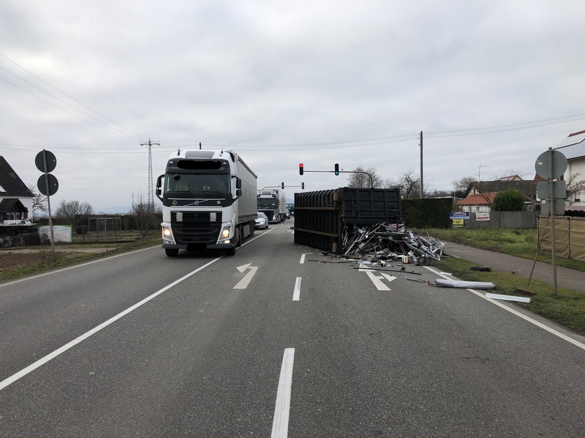 POL-PDLD: Hochstadt - Container blockiert die B 272