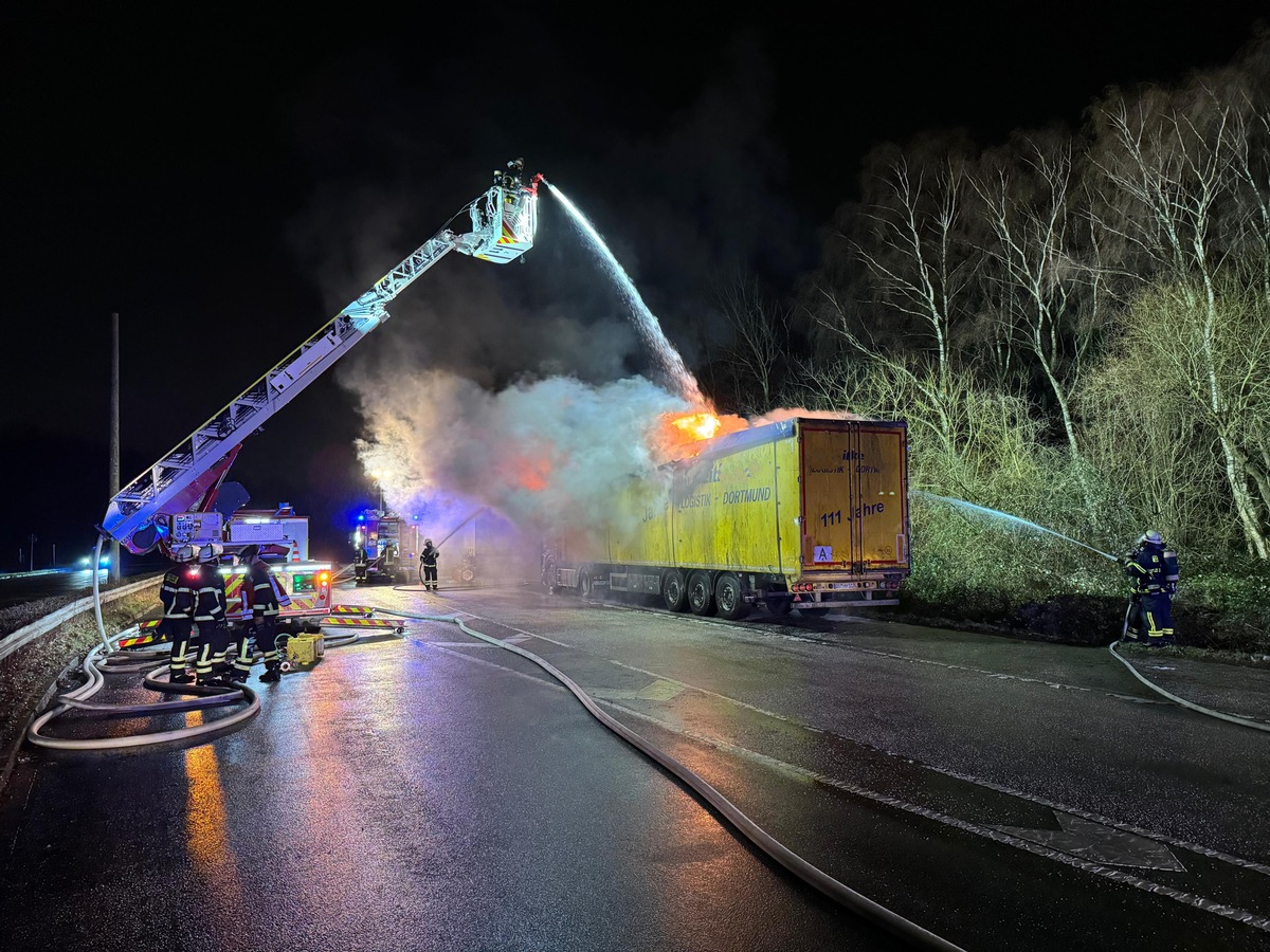 FW-DO: LKW mit Elektroschrott brennt in Eichlinghofen