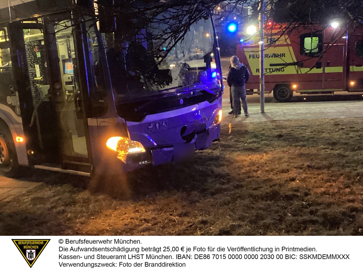 FW-M: Pkw und Gelenkbus kollidieren (Obersendling)