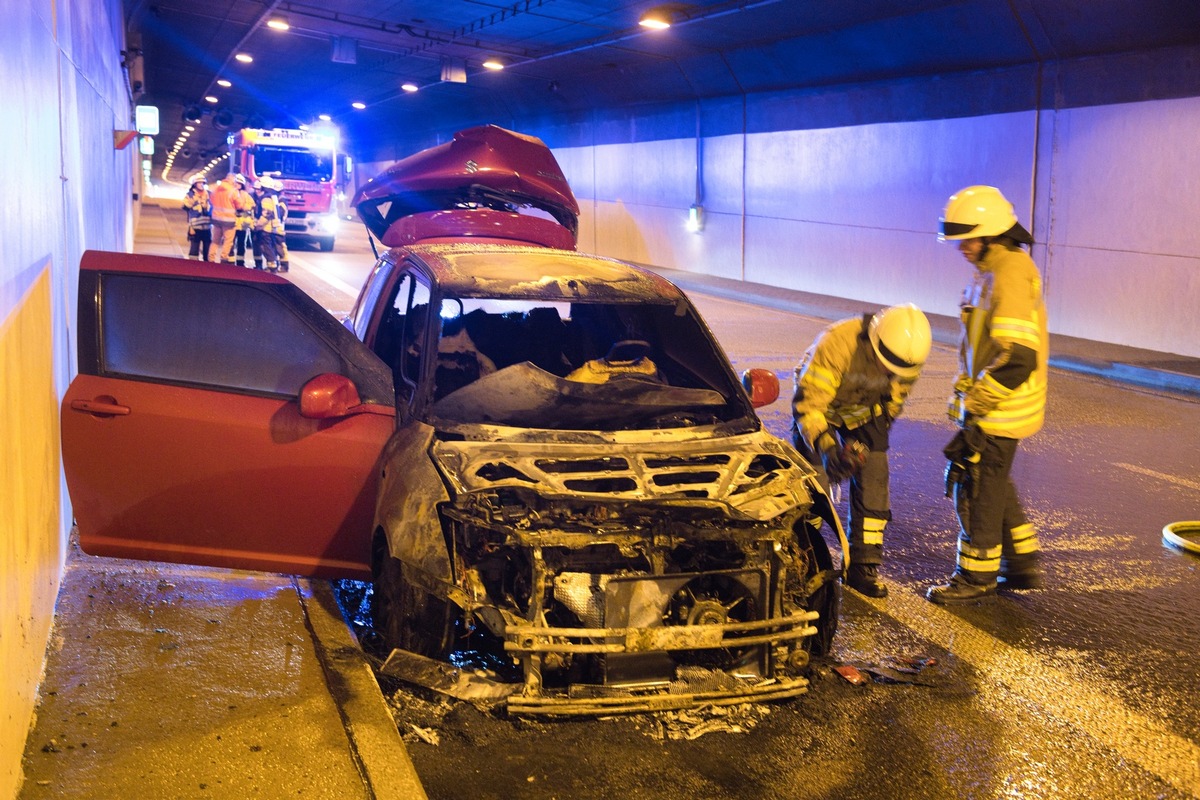 FW Stuttgart: Brand im Kappelbergtunnel - PKW im Vollbrand - Feuerwehr Fellbach löscht den PKW