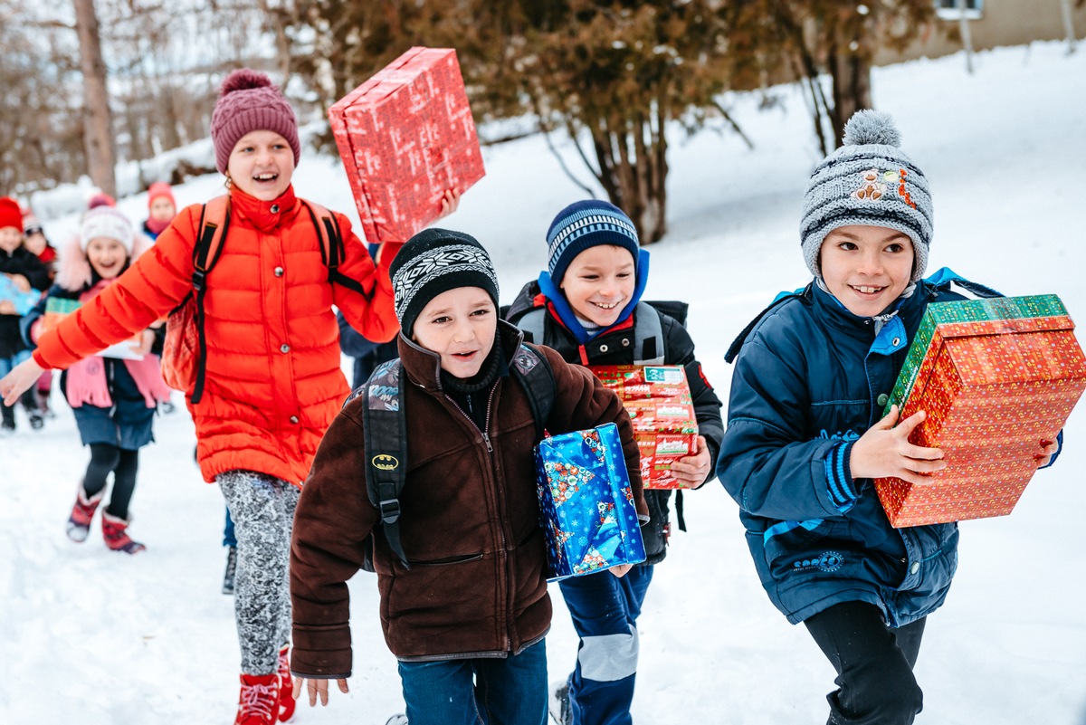 Weihnachtsgeschenke für mehr als zehn Millionen Kinder / Die globale Aktion &quot;Weihnachten im Schuhkarton®&quot; wirkt weltweit