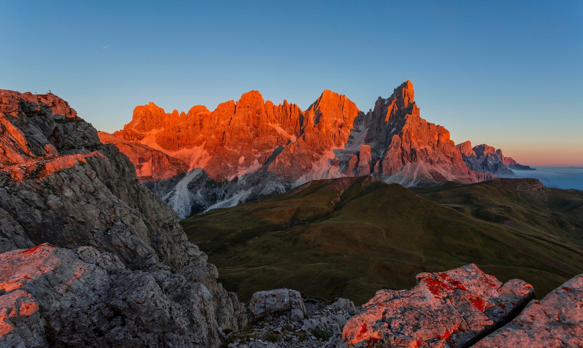 Pink-Fieber im Trentino: Enrosadira und Roséwein beim Sonnenuntergang in den Dolomiten genießen