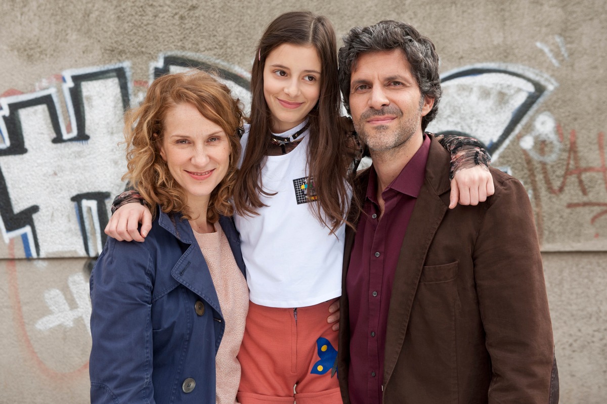 ZDF dreht neue Familienserie nach Jan Weilers Bestseller &quot;Das Pubertier&quot; / Mit Pasquale Aleardi, Chiara Schoras und Mia Kasalo in den Hauptrollen (FOTO)