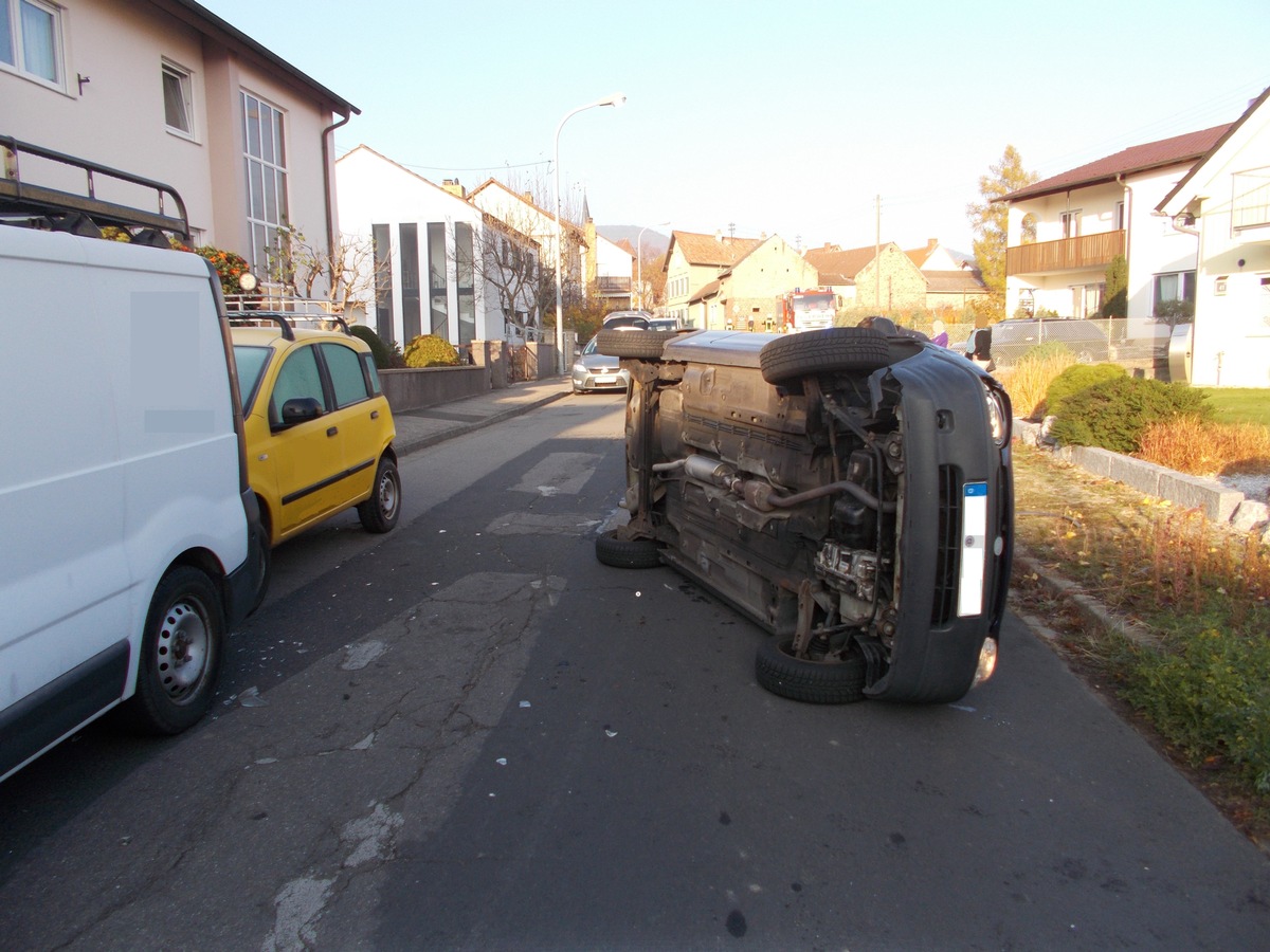 POL-PDNW: Verkehrsunfall durch blendende Sonne, Fahrzeug auf die Seite gekippt