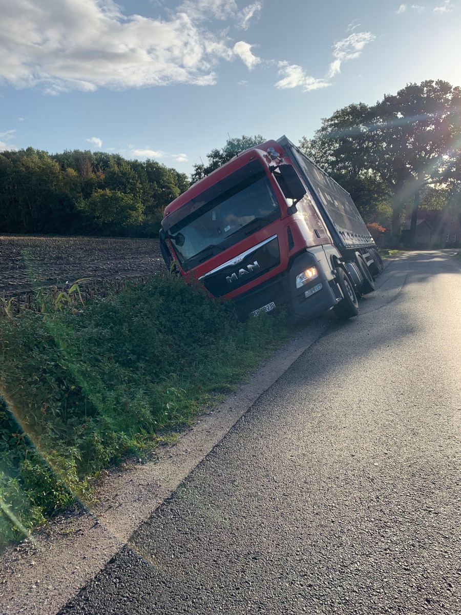 POL-OL: Polizei Rastede
++ Lkw nach Ausweichmanöver in Berme versackt ++